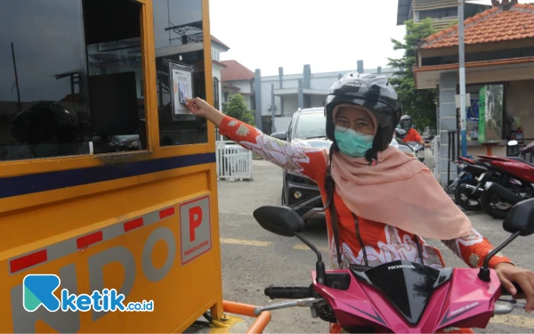 Foto Karyawan RSUD Jombang menggunakan kartu parkir langganan sebelum pulang, 13 Maret 2025. (Foto: I'ied Rahmat Rifadin/Ketik.co.id)