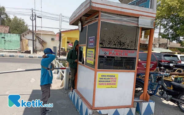 Thumbnail Pos loket parkir RSUD Jombang sebelum direvitalisasi pada 2023 silam, tampak tak terawat. (Foto: Dok Warga for Ketik.co.id)