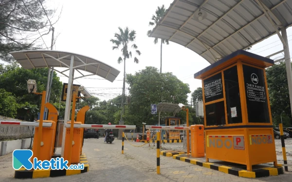 Thumbnail Pos loket parkir RSUD Jombang saat ini. Tampak begitu rapi dan modern. (Foto: I'ied Rahmat Rifadin/Ketik.co.id)