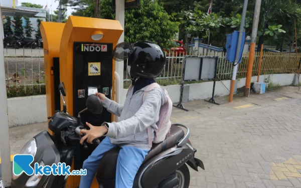 Thumbnail Dua mesin parkir modern kini menyapa setiap pengunjung yang tiba di RSUD Jombang. (Foto: I'ied Rahmat Rifadin/Ketik.co.id)