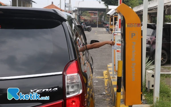 Thumbnail Sebuah mobil tampak masuk ke area parkir sisi timur RSUD Jombang dengan memencet tombol mesin parkir modern. (Foto: I'ied Rahmat Rifadin/Ketik.co.id)