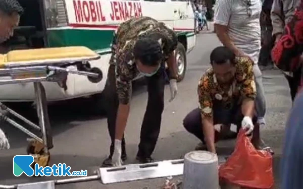 Thumbnail Berita - Truk Kontainer Melintas di Jalan Sempit, Lindas Pemotor dan Tewas