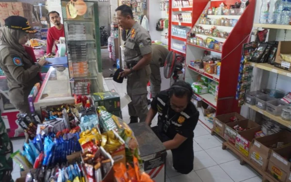 Thumbnail Operasi Toko Kelontong, Pemkab Jepara Gagalkan Peredaran 1.900 Batang Rokok Ilegal