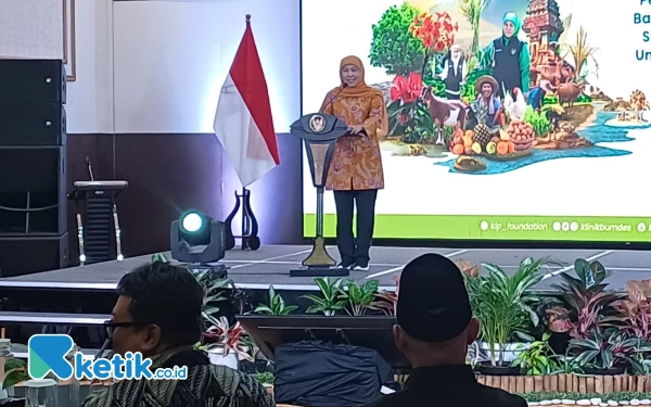 Foto Gubernur Jatim Khofifah Indar Parawansa saat memberikan kata sambutan, Kamis, 13 Maret 2025. (Foto: Khaesar/Ketik.co.id)