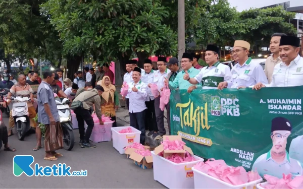 Foto Jajaran pengurus DPC PKB Sidoarjo beserta badan otonomnya berbagi takjil untuk masyarakat Sidoarjo. (Foto: Fathur Roziq/Ketik.co.id)