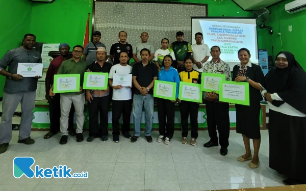 Foto Kepala Kemenag Kabupaten Kaimana Mustafa Musa Buatan foto bersama penerima bantuan sosial dari kemenag kabupaten Kaimana di aula kantor Kemenag kaimana (foto Humas kemenag/ Ketik.co.id)