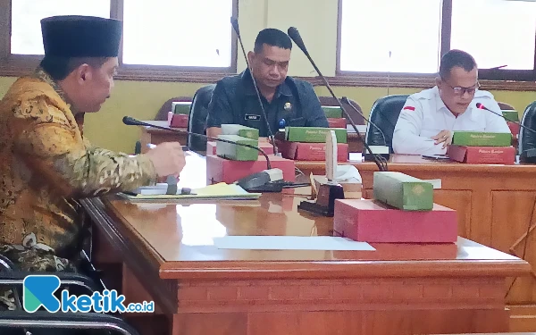 Foto Ketua Komisi D DPRD Sidoarjo Dhamroni Chudlori memimpin hearing dengan BNNK Sidoarjo dan YR KOBRA di kantor DPRD Sidoarjo pada Jumat (14 Maret 2025). (Foto: Fathur Roziq/Ketik.co.id)