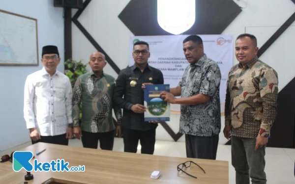 Foto Penandatanganan MoU rencana pembangunan Pelabuhan Teluk Surin antara Pemkab Abdya dengan PT Mifana di Blangpidie, Jumat, 14 Maret 2025. (Foto: Darma/Ketik.co.id)