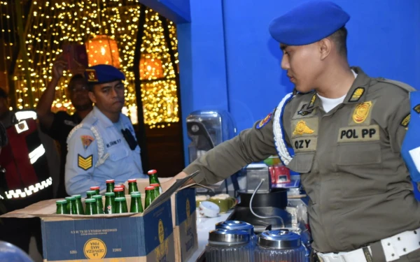 Thumbnail Satpol PP Surabaya Gerebek Restoran Jual Miras Saat Ramadhan, Puluhan Botol Disita