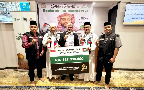 Thumbnail Berita - Safari Ramadhan, Masjid Al Akbar Jakarta Timur Serahkan Donasi untuk Rakyat Palestina