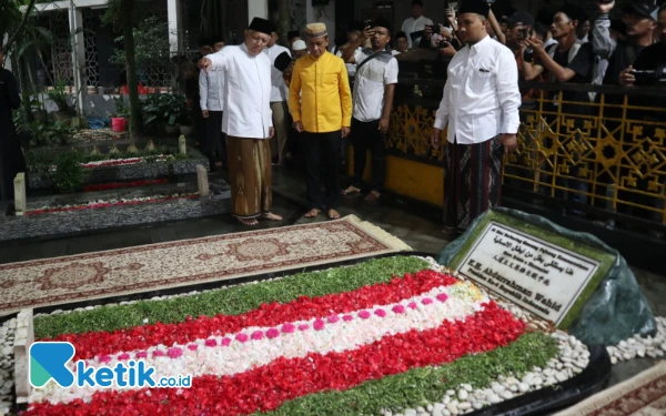 Thumbnail Sebelum memanjatkan doa, Gus Kikin menerangkan kepada Bahlil tentang area makam keluarga besar Pesantren Tebuireng. (Foto: Karimatul Maslahah/Ketik.co.id)