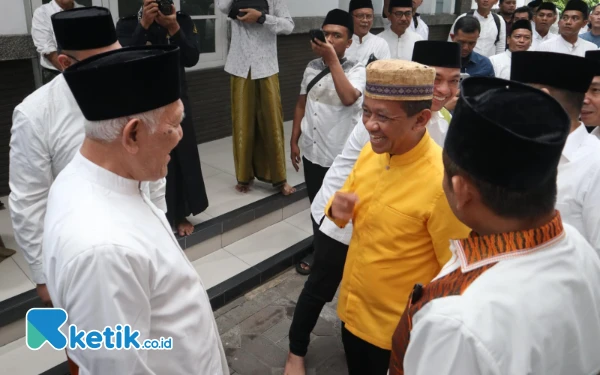 Thumbnail Pengasuh Ponpes Tebuireng KH Abdul Hakim Mahfudz atau Gus Kikin bersama keluarga besar Tebuireng menyambut langsung kehadirang Bahlil. (Foto: Karimatul Maslahah/Ketik.co.id)