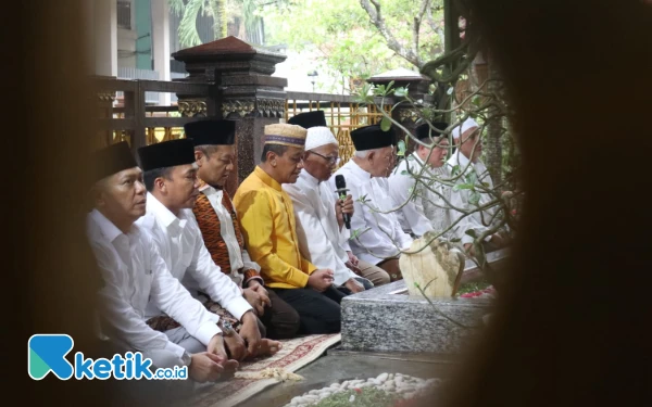 Thumbnail Selain Berziarah ke makam Gus Dur, Bahlil juga menyempatkan diri berdoa dan berziarah ke makam keluarga besar Tebuireng lainnya termasuk pendiri Nahdlatul Ulama (NU) KH Hasyim Asy'ari yang berada di lokasi yang sama. (Foto: Karimatul Maslahah/Ketik.co.id)