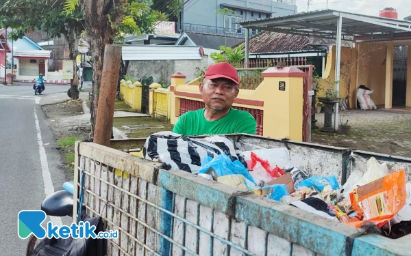 Thumbnail Berita - Sampah jadi Cuan, Cerita Misgiman Tukang Angkut Sampah di Pacitan