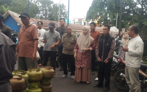 Foto Wakil walikota Hj. Berta di dampingi pihak disperindagkop memantau operasi pasar gas LPG 3kg  (foto Erick januardho, ketik.co)