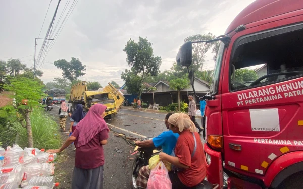 Thumbnail Truk Muatan Galon Kecelakaan Beruntun dengan Truk Tangki, Motor dan Truk Muatan Gabah