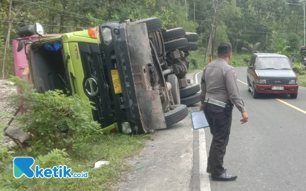 Thumbnail Gegara Rem Blong dan Ban Pecah, Truk Muat Batu Kapur Terguling di Pacitan