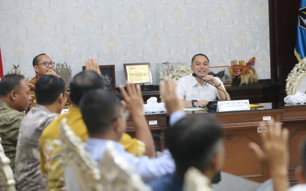 Thumbnail Wali Kota Surabaya Tekankan Peran Camat dalam Atasi Permasalahan Warga