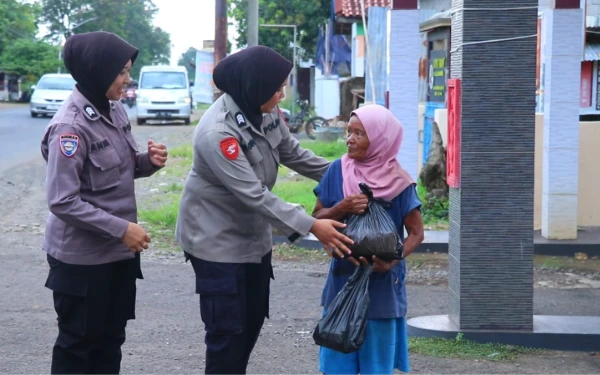 Thumbnail Berita - Srikandi Polres Pekalongan Bagikan Sembako kepada Warga Kurang Mampu