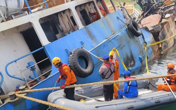 Thumbnail Berita - Tim SAR Gabungan Masih Cari Satu Korban Kapal Terbakar di Perairan Lamongan