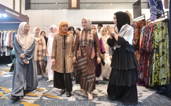 Thumbnail Berita - Lelang Pakaian Preloved di Trend Hijab Expo 2025: Dukungan untuk UMKM Perempuan Rentan di Sulsel