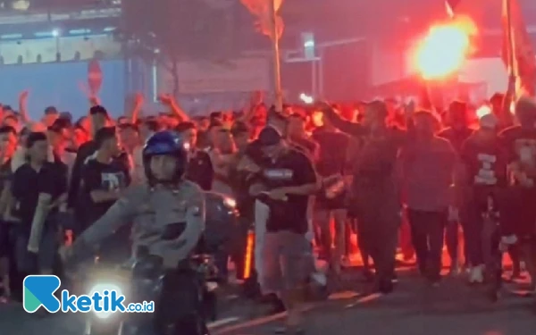 Foto Rontek Gugah Sahur di Pacitan dikawal pengamanan petugas gabungan, dari TNI-Polri, Satpol PP, Linmas, Senkom, Banser, dan RAPI diterjunkan mengawal jalannya peserta. (Foto: Al Ahmadi/Ketik.co.id)