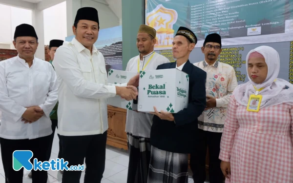 Foto Bupati Sidoarjo Subandi menyerahkan bantuan kepada perwakilan penyandang tunanetra. (Foto: Rahayu/Kominfo Sidoarjo)