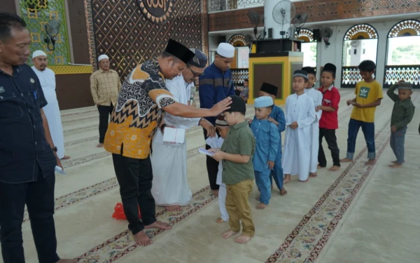 Thumbnail Berita - 128 Anak Yatim dan Dhuafa Terima Bantuan dari BKM Masjid Agung H Achmad Bakrie