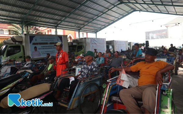 Thumbnail Keluarga Besar Bupati Jombang Warsubi Bagi-Bagi 200 Ribu Paket Sembako, Antrean Mengular 3 Km