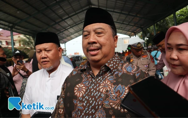 Foto Warsubi di tengah pembagian sembako keluarganya, 15 Maret 2025. (Foto: Karimatul Maslahah/Ketik.co.id)