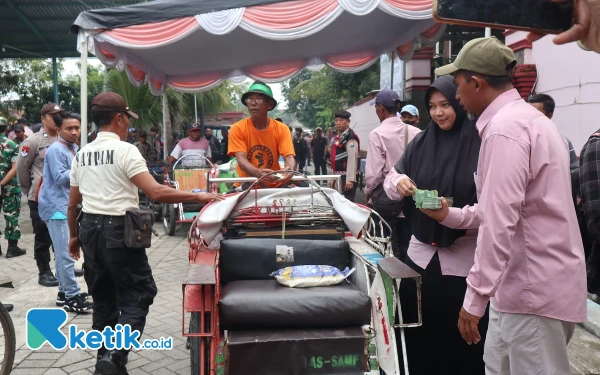 Foto Para tukang becak antri untuk menerima paket sembako di kediaman keluarga besar Bupati Jombang Warsubi, 15 Maret 2025. (Foto: Karimatul Maslahah/Ketik.co.id)