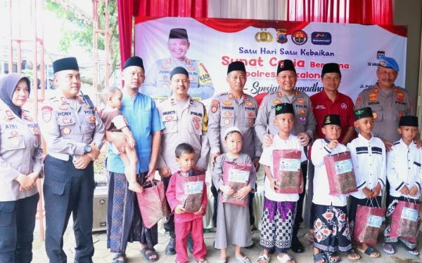 Foto Peserta Sunat Massal foto bersama Kapolres Pekalongan di Rumah Khitan Ibadurrahman, Minggu, 16 Maret 2025 (Foto: Humas Polres Pekalongan/ketik.co.id)