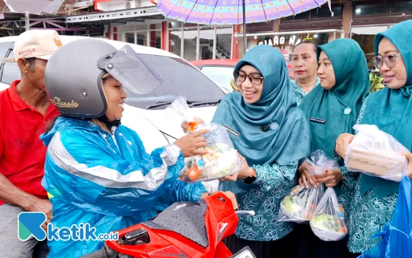 Ramadhan Berbagi, Ketua PKK Halsel Tebar Ratusan Takjil dan Sayuran Bergizi