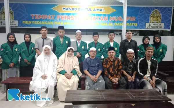 Thumbnail Majelis guru dan Safari Ramadan Rohis SMA Negeri 1 Lembah Melintang berpose usai menggelar kegiatan di Masjid Baitul Amal Kampung Juar, Pasaman Barat.(Wawan/ketik.co.id)