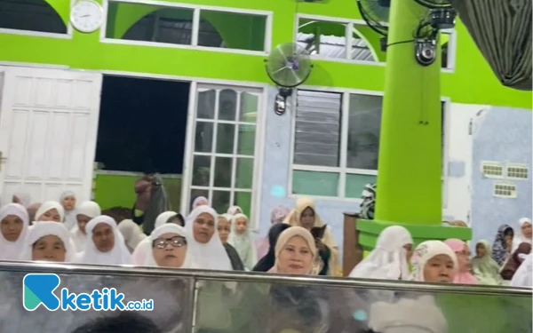 Thumbnail Jamaah antusias mengikuti acara Safari Ramadan di sebuah Masjid di Lembah Melintang.(Wawan/ketik.co.id)