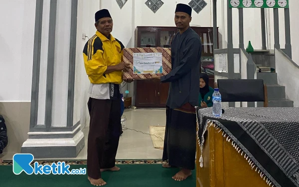 Thumbnail Tim Safari Ramadan SMA Negeri 1 Lembah Melintang menyerahkan bingkisan cendra mata usai acara di sebuah masjid kecamatan Lembah Melintang.(Wawan/ketik.co.id)