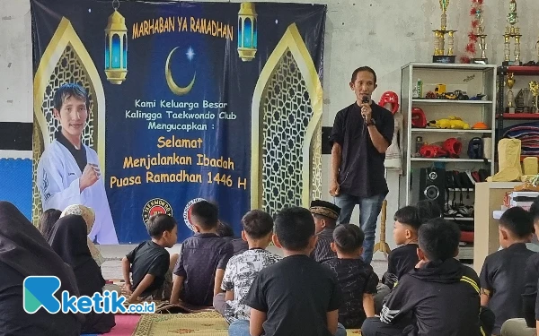 Foto Pelatih sekaligus Owner Dojang Kalingga Taekwondo Club (KTC) Yogyakarta Sabeumnim Joko Susilo saat memberi pengarahan. (Foto: Fajar Rianto / Ketik.co.id)