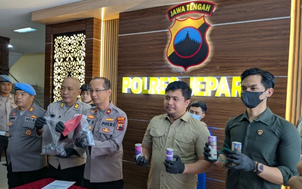 Foto Wakapolres Jepara, Kompol Edy Sutrisno didampingi  Kasatreskrim AKP M. Faizal Wildan Umar Rela dan Kasihumas AKP Dwi Prayitna saat menggelar Konferensi Pers kasus transaksi bubuk petasan ilegal di Mapolres Jepara, pada Senin (17/3/2025) (Foto: Malik Naharul/ketik.co.id)