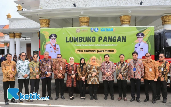 Foto Gubernur Jatim Khofifah Indar Parawansa berfoto dengan jajaran Bank Indonesia dan pihak lain di lumbung pangan Epik Mobile, Senin, 17 Maret 2025. (Foto: Khaesar/Ketik.co.id)