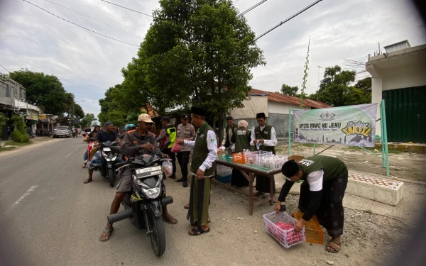 Menarik! UPZIS MWC NU Jenu Tuban Berbagi Takjil Plus Ikan Lele Fresh untuk Pengguna Jalan