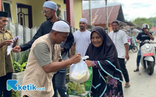 Kompas Halmahera Selatan Bagi-Bagi Sembako kepada Puluhan Janda dan Lansia