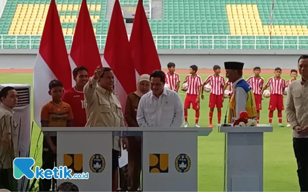 Foto Presiden Prabowo Subianto bersama saat meresmikan renovasi Stadion Gelora Delta Sidoarjo, Senin 17 Maret 2025. (Foto: Fathur Roziq/Ketik.co.id)