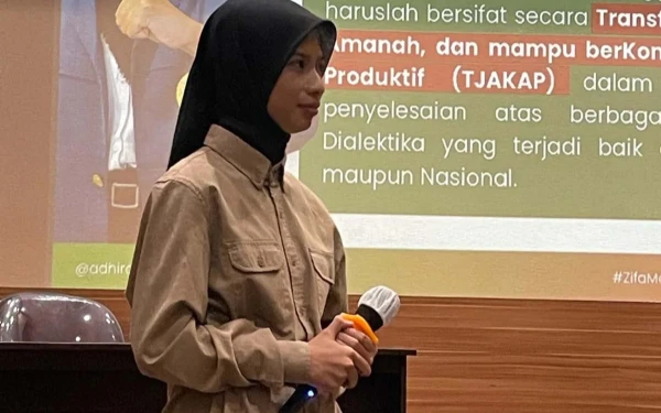 Thumbnail Berita - Berkat Restu Orang Tua, Anggun Zifa Jabat Ketua BEM Unair Perempuan Pertama