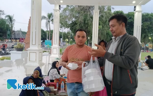 Dukung Perputaran Ekonomi Lokal, Wartawan di Situbondo Bagikan Takjil Buka Puasa