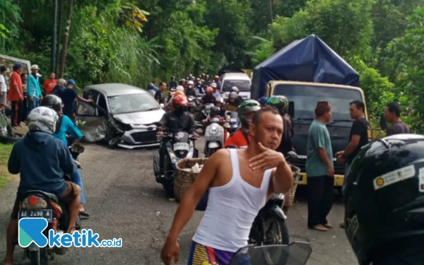 Thumbnail Berita - Salip Dua Motor, Sigra Adu Banteng vs Truk di Pacitan: Untung Sopir Selamat