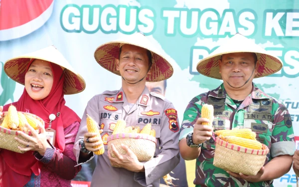 Foto Wakapolres Jepara Kompol Edy Sutrisno saat memimpin pembukaan panen raya jagung di lahan perkebunan PTPN IX Balong, Desa Bumiharjo, Kecamatan Keling, Kabupaten Jepara, pada Selasa (18/3/2025) (Foto: Humas Polres Jepara)