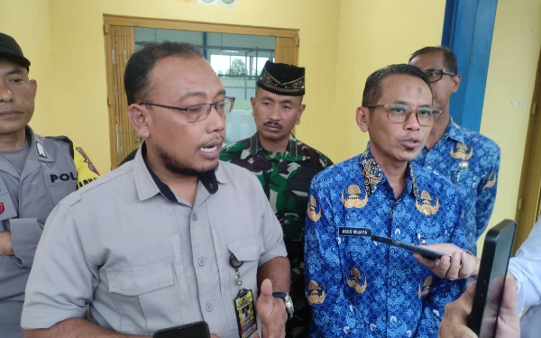 Foto Kepala/Pengelola Pasar Penambangan bersama Kepala Kopumdag Tuban (18 Maret 2025)(Foto Ahmad Istihar/Ketik.co.id)