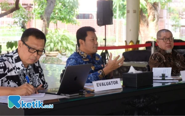 Foto Bupati Subandi bersama Prof Bagong Suyanto dan Prof Seger Handoyo saat menjadi menjadi evaluator paparan tentang Akselerasi Penangan Masalah Prioritas Menunjang Visi Misi Kepala Daerah di Pendopo Delta Wibawa pada Senin (17 Maret 2025). (Foto: Kominfo Sidoarjo).