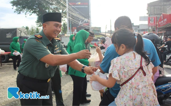 Sambut HUT Persit, Kodim Abdya Bagi Takjil Gratis untuk Warga