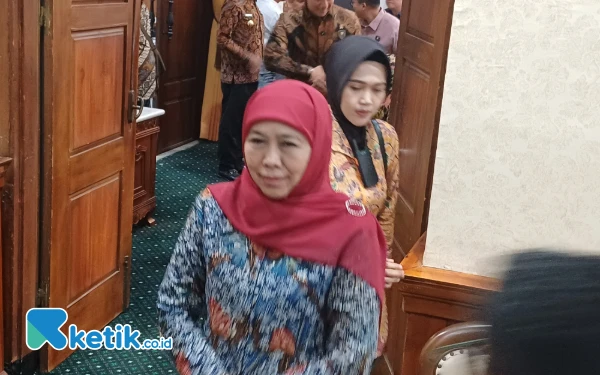 Foto Gubernur Jatim Khofifah Indar Parawansa saat diwawancarai di Gedung Negara Grahadi, Jumat, 15 Maret 2025. (Foto: Khaesar/Ketik.co.id)